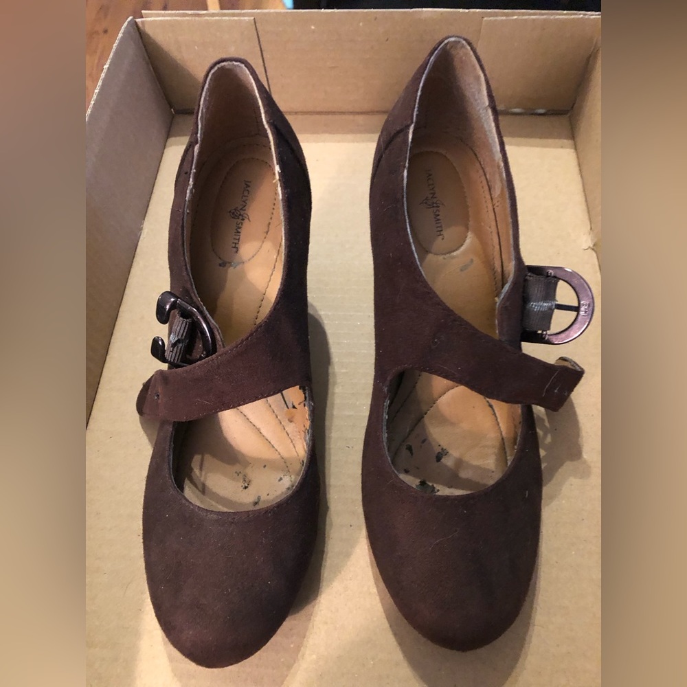 Women Jaclyn Smith brown heels.